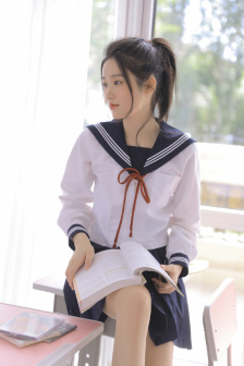 日本仙台上空出现白色不明球体